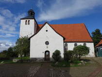 Neinstedt, evangelische St. Katharinen Kirche auf dem Kirchberg, erbaut im 12. Jahrhundert (28.09.2024)