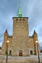 Der sptromanische Turm aus dem 12. Jahrhundert ist der lteste Teil der Kirche St. Mauritius, welcher Mitte des 19. Jahhunderts aus Kostengrnden beim Bau der neugotischen Kirche bernommen wurde. (Hattingen-Niederwenigern, November 2024)