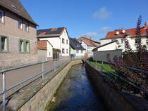 Hachelbich, Huser entlang des Hachelbachs an der Oberdorfstrae (29.09.2024)