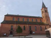 Bexbach, Pfarrkirche St. Martin, erbaut von 1880 bis 1881 nach Pl�nen des Architekten Franz Sch�berl im neuromanischen Stil (12.10.1024)