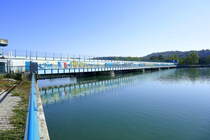 Burkheim, die Wehranlage am Rhein, erbaut 1962, reguliert den Wasserstand, Blick vom franzsischem Ufer, Sept.2023
