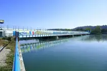 Burkheim, die Wehranlage am Rhein, erbaut 1962, reguliert den Wasserstand, Blick vom franz�sischem Ufer, Sept.2023