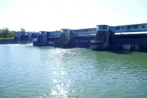 Burkheim, das Rheinwehr von der Ausstr�mseite, links ist ein Wehr ge�ffnet, Sept.2023