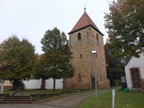 Limbach, evangelische Kirche St. Elisabeth, Chorturm aus dem 13. Jahrhundert, Langhaus erbaut im 18. Jahrhundert (12.10.2024)