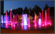 Nachts wird der Springbrunnen an der Skulptur  Trys paukčiai  (Drei Vgel) im Stadtzentrum von iauliai bunt beleuchtet. (28.08.2024)