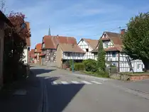 Froeschwiller, Fachwerkh�user in der Rue du Principale (13.10.2024)
