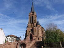 Lembach, Pfarrkirche St. Jacques an der Route de Bitche, erbaut 1884 (13.10.2024)