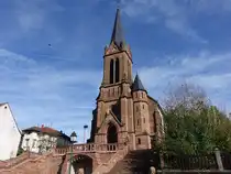 Lembach, Pfarrkirche St. Jacques an der Route de Bitche, erbaut 1884 (13.10.2024)
