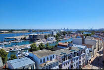 Vom Leuchtturm Warnemnde gesehen, liegt in sdstlicher Richtung der Hafen, whrend sich im Vordergrund hauptschlich Ferienhuser aneinanderreihen.

🕓 13.8.2024 | 14:03 Uhr
