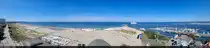 Panorama �ber den Strand und den Hafen von Warnem�nde bei Kaiserwetter.
Standort: Leuchtturm.

🕓 13.8.2024 | 14:11 Uhr