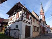 Woerth, Huser und St. Laurent Kirche in der Rue de Eglise (13.10.2024)