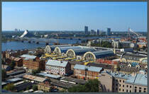 Der Zentralmarkt von Riga wurde 1930 als Markthalle fr Lebensmittel aller Art errichtet. Davor sind ein paar ltere Speicher zu sehen, dahinter der Fluss Dna. (Riga, 29.08.2024)