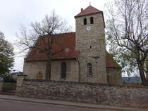 Amsdorf, evangelische St. Godehard Kirche, erbaut im 13. Jahrhundert (01.11.2024)