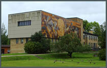 Ein groes Wandmosaik verziert diese Gebude im Zentrum von Alūksne, wahrscheinlich ein ehemaliges Kulturhaus. (31.08.2024)