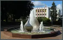 Ein Springbrunnen steht im Zentralpark vor dem Kreistagsgeb�ude von Gulbene. (01.09.2024)