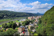 Bad Schandau von oben: Stadtansicht vom Plateau des historischen Personenaufzugs. Besonders hervor stechen die St.-Johannis-Kirche und weiter westlich der Lilienstein.

🕓 19.8.2024 | 13:27 Uhr