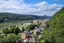 Bad Schandau von oben: Stadtansicht vom Plateau des historischen Personenaufzugs. Besonders hervor stechen die St.-Johannis-Kirche und weiter westlich der Lilienstein.

🕓 19.8.2024 | 13:27 Uhr