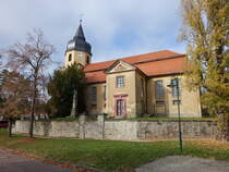 Frankleben, evangelische St. Martini Kirche, erbaut im 17. Jahrhundert (01.11.2024)