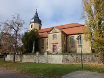 Frankleben, evangelische St. Martini Kirche, erbaut im 17. Jahrhundert (01.11.2024)