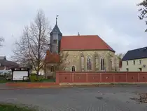 Kr�llwitz, evangelische Dorfkirche, erbaut im 16. Jahrhundert (01.11.2024)