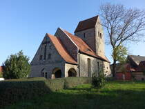 Meuchen, evangelische Gustav Adolf Gedchtniskirche, sptromanische Chorturmkirche, sptgotischer Chor von 1513, Kirchenschiff erneuert im 18. Jahrhundert (01.11.2024) 