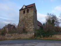 Volkmaritz, evangelische St. Bonifatius Kirche, erbaut im 12. Jahrhundert, Chor verlngert im 15. Jahrhundert, Saalkirche aus Bruchstein (01.11.2024)