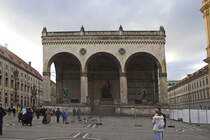Mnchen am 29. November 2024 hier  die Bayerische Lwen Statue auf den Odeonplatz.