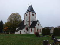 Grobuch, evangelische St. Johannis Kirche, erbaut ab 1150 als romanische Wehrkirche, Choranbau um 1300, Kirchenschiff verlngert 1899 (02.11.2024)