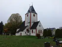 Gro�buch, evangelische St. Johannis Kirche, erbaut ab 1150 als romanische Wehrkirche, Choranbau um 1300, Kirchenschiff verl�ngert 1899 (02.11.2024)