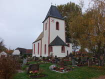 Gropsna, evangelische Martin Luther Kirche, sptromanische Chorturmkirche aus dem 13. Jahrhundert (02.11.2024)