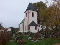 Gro�p�sna, evangelische Martin Luther Kirche, sp�tromanische Chorturmkirche aus dem 13. Jahrhundert (02.11.2024)
