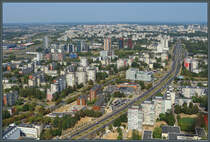 Blick vom Fernsehturm auf den Stadtteil Karolinikės. Bis zum Horizont erstrecken sich hier die Plattenbauten und zeigen, welch enormes Wachstum die Stadt Vilnius ab dem 1970er Jahren hatte. Als zentrale Achse schneidet sich der Laisvės prospektas durch das Gebiet. (03.09.2024) 
