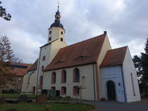 Nerchau, evangelische St. Martin Kirche, erbaut im 16. Jahrhundert, Kirchenschiffanbau 1873 (02.11.2024)