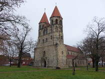 Aken, sptromanische evangelische St. Nikolai Kirche, erbaut ab 1270, dreischiffige Pfeilerbasilika, von 1316 bis 1317 frhgotisch erweitert, restauriert von 1882 bis 1884 (08.12.2024)