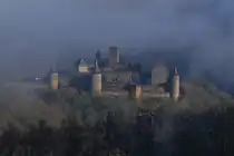 So langsam gibt der Nebel den Blick auf das Schlo� von Bourscheid frei. 26.12.2024