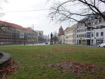 Dessau, Gebude und Leopold Friedrich Franz Denkmal in der Kavalierstrae (08.12.2024)