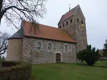 Eichholz, romanische evangelische St. Trinitatis Kirche, erbaut im 12. Jahrhundert, Feldsteinkirche mit Querriegelturm (08.12.2024)