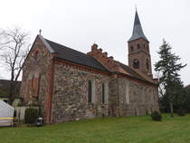 Steutz, evangelische St. Marien Kirche, erbaut im 12. Jahrhundert, romanischer Feldsteinbau (08.12.2024)