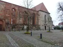 Zerbst, ehemalige Hofkirche St. Bartholom�us,  sp�tromanische kreuzf�rmige Basilika aus Bruchstein, erbaut ab 1215, Langhaus erweitert im 15. Jahrhundert, nur Querhaus und Chor wird noch als Kirche genutzt (08.12.2024)