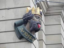 Der  Llleknig  an der Fassade des Hauses Schifflnde 1 in Basel gegenber der Mittleren Brcke am 24.12.24. Die Figur streckt den ber die Brcke kommenden Besuchern die Zunge heraus ( Llli  ist ein baseldeutsches Wort fr Zunge). Anlass und Sinn des Llleknigs sind nicht bekannt. Der dargestellte Kopf wurde 1914 an dem Haus angebracht.