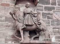 Skulptur des heiligen St. Martin am Baseler Mnster am 24.12.24.
Als rmischer Offizier teilte Martin seinen Mantel mit einem Bettler. Spter wurde er Bischof von Tours (gest. 397) und wegen seiner vielen guten Taten heilig gesprochen. Martin Luther, geboren am 10. November 1483, wurde am Martinstag auf diesen Namen getauft. So feiert man heute entweder den katholischen Heiligen mit Laternenumzgen und Martinsfeuern oder den Reformator (Text: Webside EKD).
