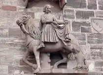 Skulptur des heiligen St. Martin am Baseler M�nster am 24.12.24.
Als r�mischer Offizier teilte Martin seinen Mantel mit einem Bettler. Sp�ter wurde er Bischof von Tours (gest. 397) und wegen seiner vielen guten Taten heilig gesprochen. Martin Luther, geboren am 10. November 1483, wurde am Martinstag auf diesen Namen getauft. So feiert man heute entweder den katholischen Heiligen mit Laternenumz�gen und Martinsfeuern oder den Reformator (Text: Webside EKD).
