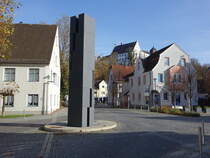 Illertissen, Blick auf den Brunnen an der Hauptstrae und Vhlinschloss (08.11.2020)