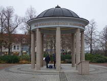 Bad Schmiedeberg, Kurfrstenbrunnen am Kurplatz (09.12.2024)