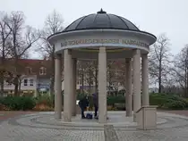 Bad Schmiedeberg, Kurf�rstenbrunnen am Kurplatz (09.12.2024)