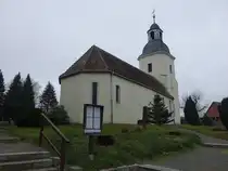 Dahlenberg, evangelische Dorfkirche, verputzter Bruchsteinbau aus dem 13. Jahrhundert (09.12.2024)