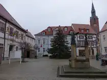 Gr�fenhainichen, Marktbrunnen und ev. Stadtkirche St. Marien am Markt (09.12.2024)