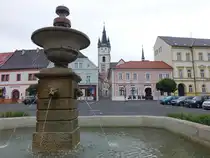 Tachov / Tachau, Brunnen und Häuser am Namesti Republiky (07.07.2019)