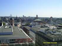 Blick von der Zeilgalerie in Richtung Frankfurt Sachsenhausen. Zu sehen sind unter anderen der Henninger Turm und die Paulskirche.