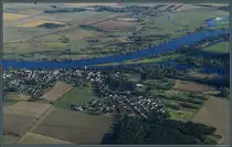 Das Dorf Rog�tz liegt am Ufer der Elbe. Deutlich sichtbar ist der Klutturm als Rest der ehemaligen Burganlage. (29.09.2024)